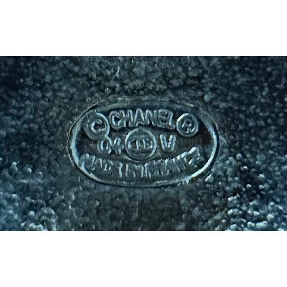 Chanel 04 V Gold-Tone Cream Enamel CC Logo Round Clip-On Earrings Made in France - Picture 6 of 7